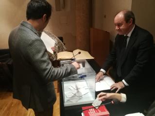 Un juez ejerce su derecho al voto de manera presencial en la mesa electoral presidida por el presidente del TSJ de Madrid, Celso Rodríguez Padrón